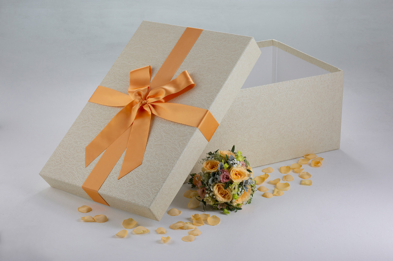 Die Brautkleidbox Apricot Labyrinth wird mit einer passenden Satinschleife komplettiert.